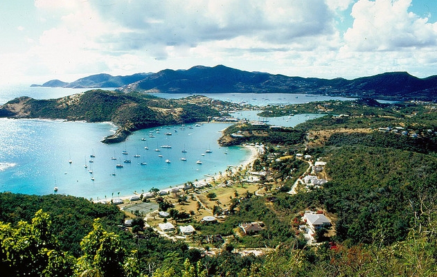 Diversión de agua en playas de Antigua en el Caribe 