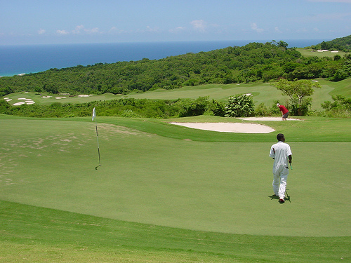 Jugar al golf en los hermosos complejos del Caribe